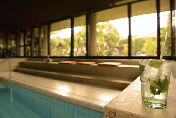 Alberca techada y camastros