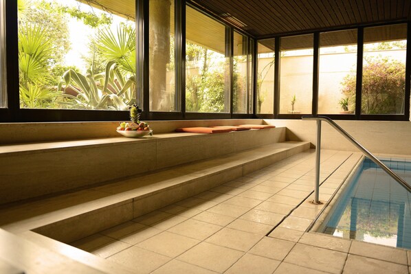 Indoor pool, sun loungers