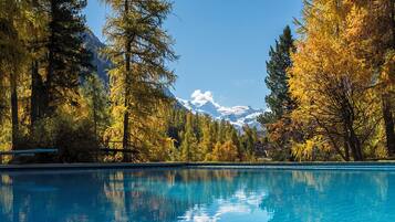 Innenpool, Außenpool, Liegestühle