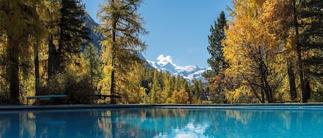 Piscine couverte, piscine extérieure, chaises longues