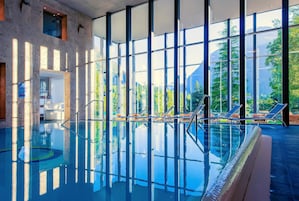 Una piscina techada, una piscina al aire libre