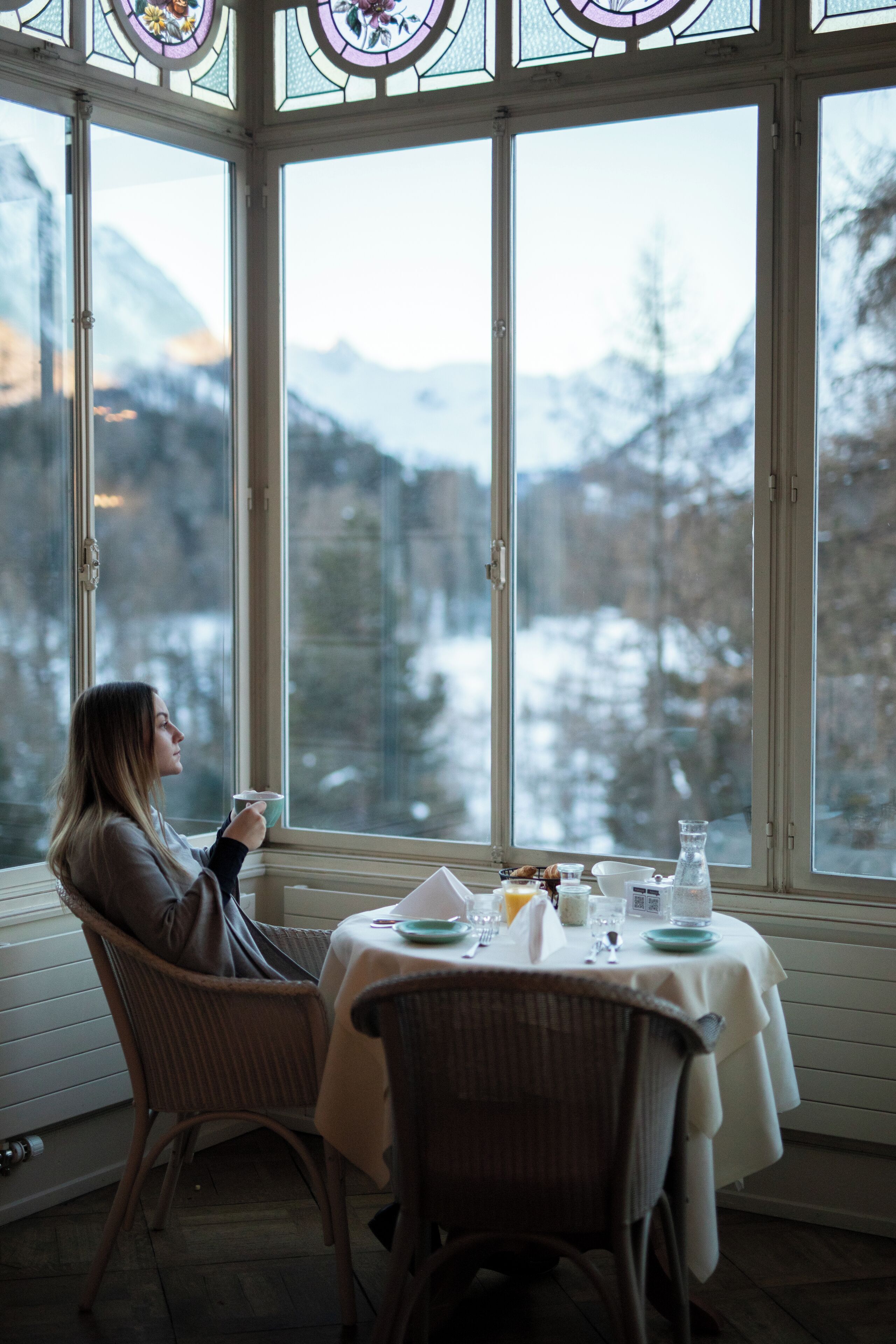 Dîner servi sur place, vue sur le jardin 