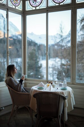 Serviço de jantar, vistas para o jardim 