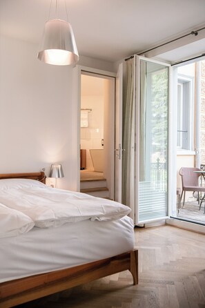 Junior Suite with South View | 고급 침구, 무료 미니바, 객실 내 금고, 책상