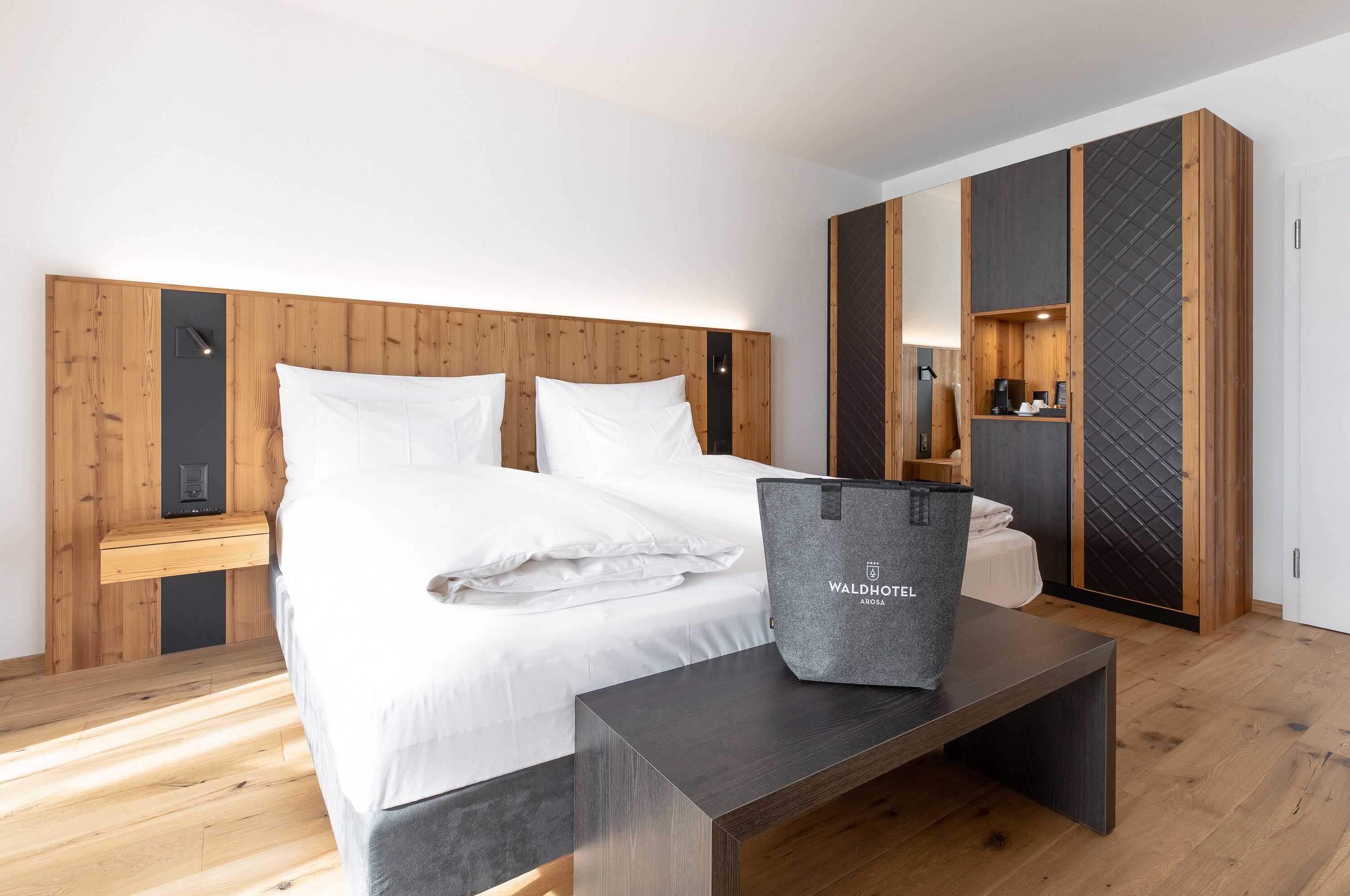 Ropa de cama hipoalergénica y caja de seguridad en la habitación 