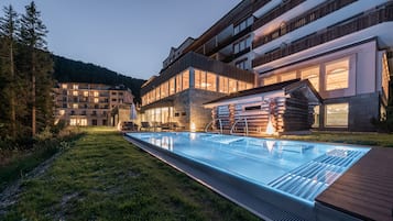 Piscine couverte, chaises longues