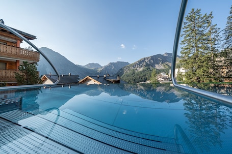 Una piscina techada, sillones reclinables de piscina