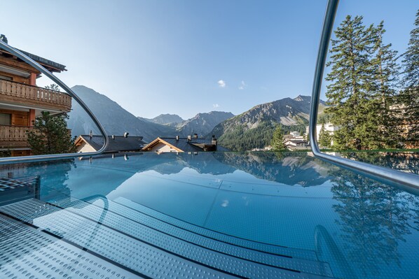 Una piscina cubierta, tumbonas