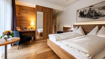 Kamar Double Superior | Seprai antialergi, brankas, meja kerja, dan kedap suara