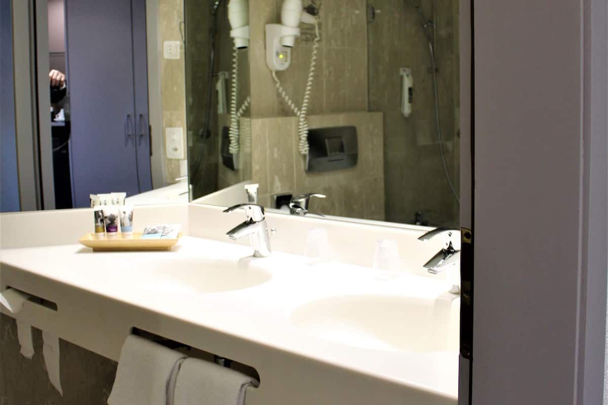 Classic Room, 2 Twin Beds, Bathtub | Hypo-allergenic bedding, minibar, in-room safe, desk