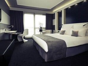Hypo-allergenic bedding, minibar, in-room safe, desk