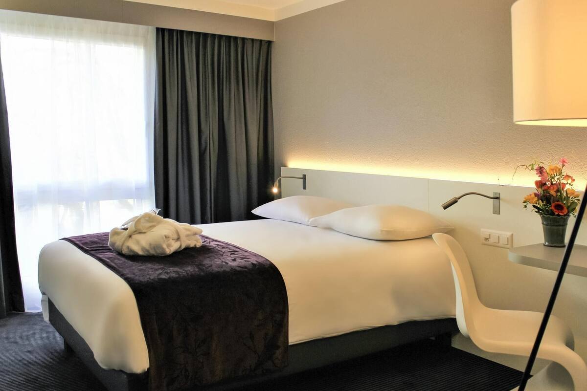 Classic Room, 1 Twin Bed, Bathtub | Hypo-allergenic bedding, minibar, in-room safe, desk