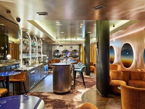 2 bars/lounges