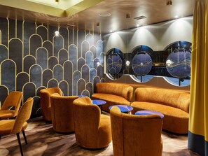 2 bars/lounges