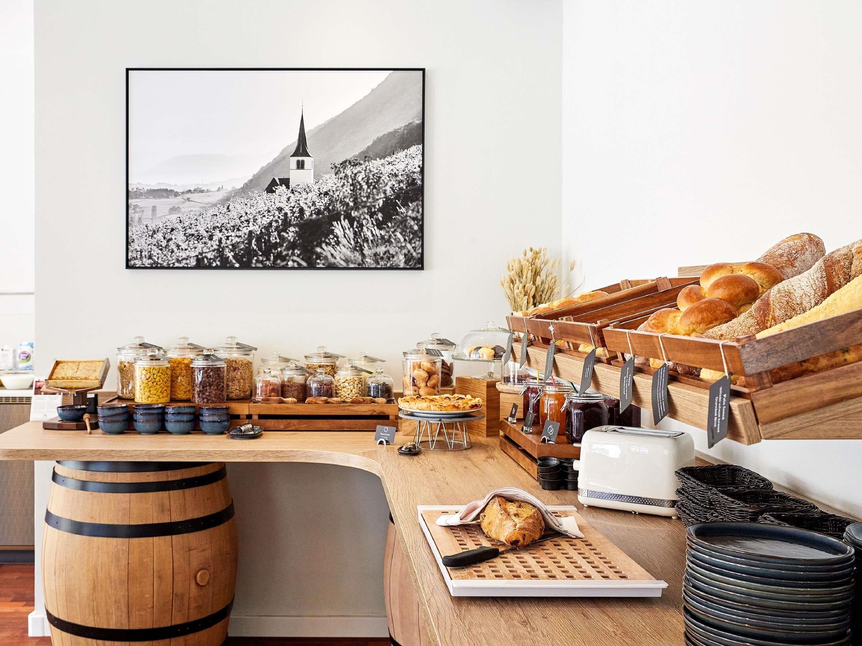 Café da manhã com buffet diário (CHF 25.00 por pessoa) 