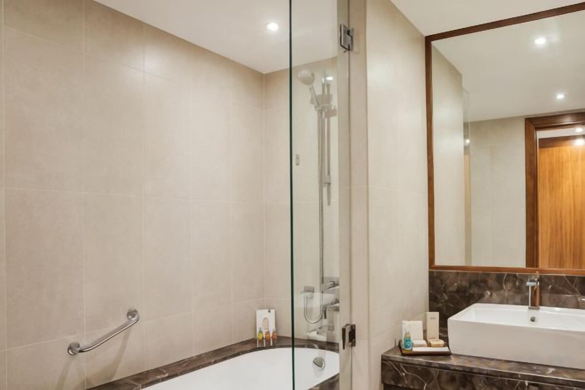 Free toiletries, hair dryer (on request), bathrobes, slippers