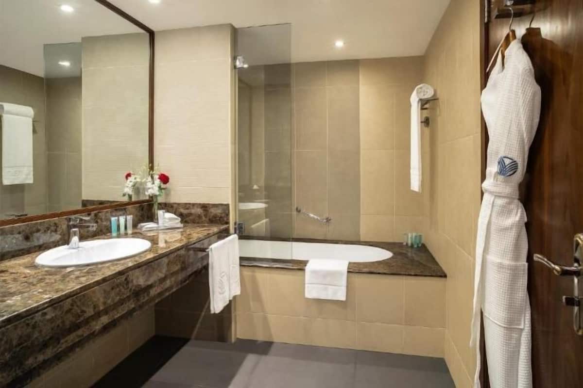 Articles de toilette gratuits, sèche-cheveux, peignoirs, chaussons