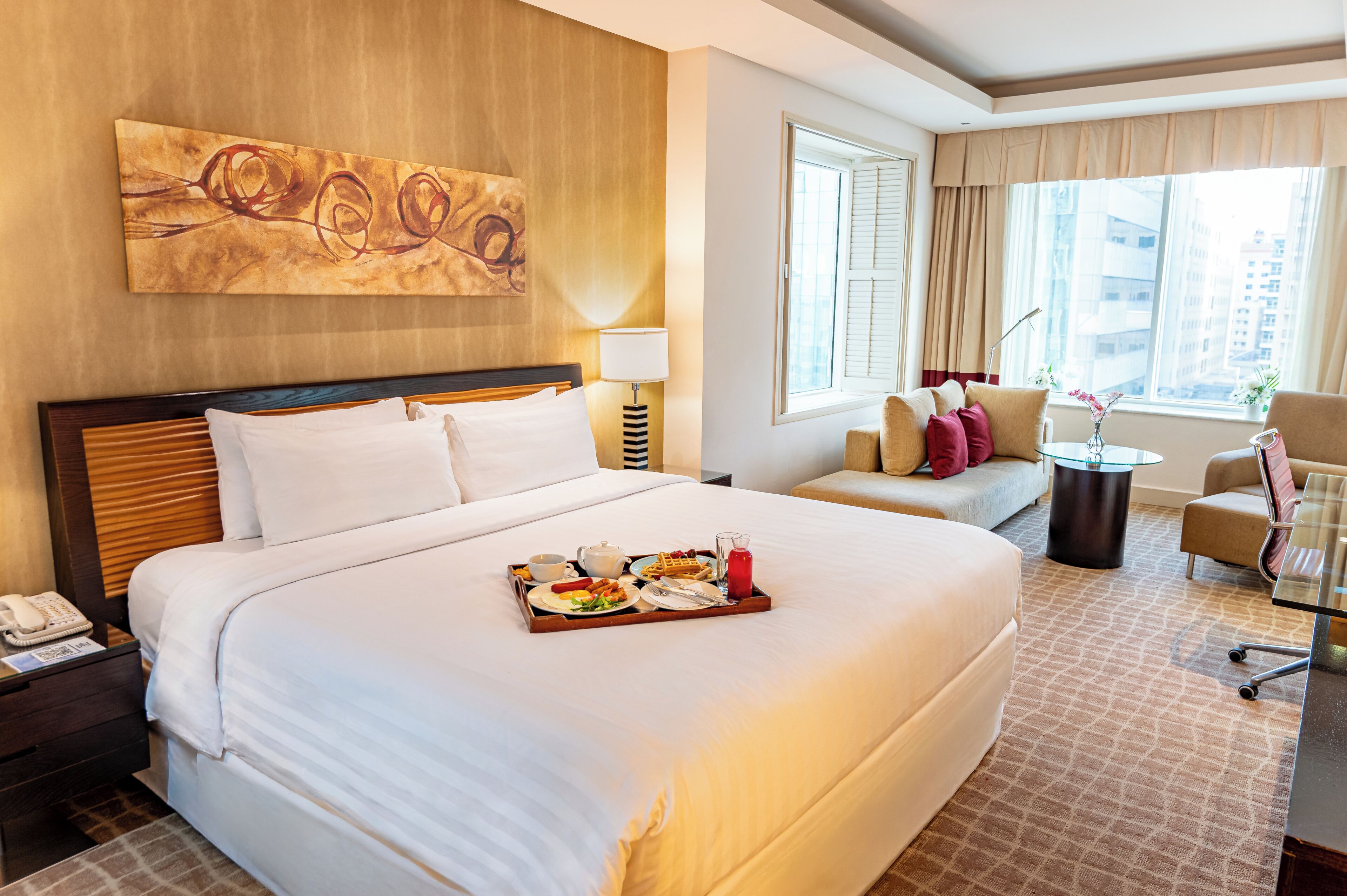 Grand suite | Luxe beddengoed, een minibar, een kluis op de kamer, een bureau