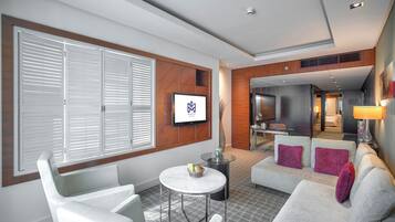 Suite presidencial | Área de sala de estar | Televisión LCD de 32 pulgadas con canales por cable y televisión