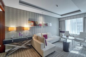 Suite presidencial | Zona de estar | Televisión LCD de 32 pulgadas con canales por cable, una televisión