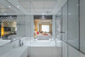 Suite Grand | Baño | Ducha y bañera combinadas y bañera profunda