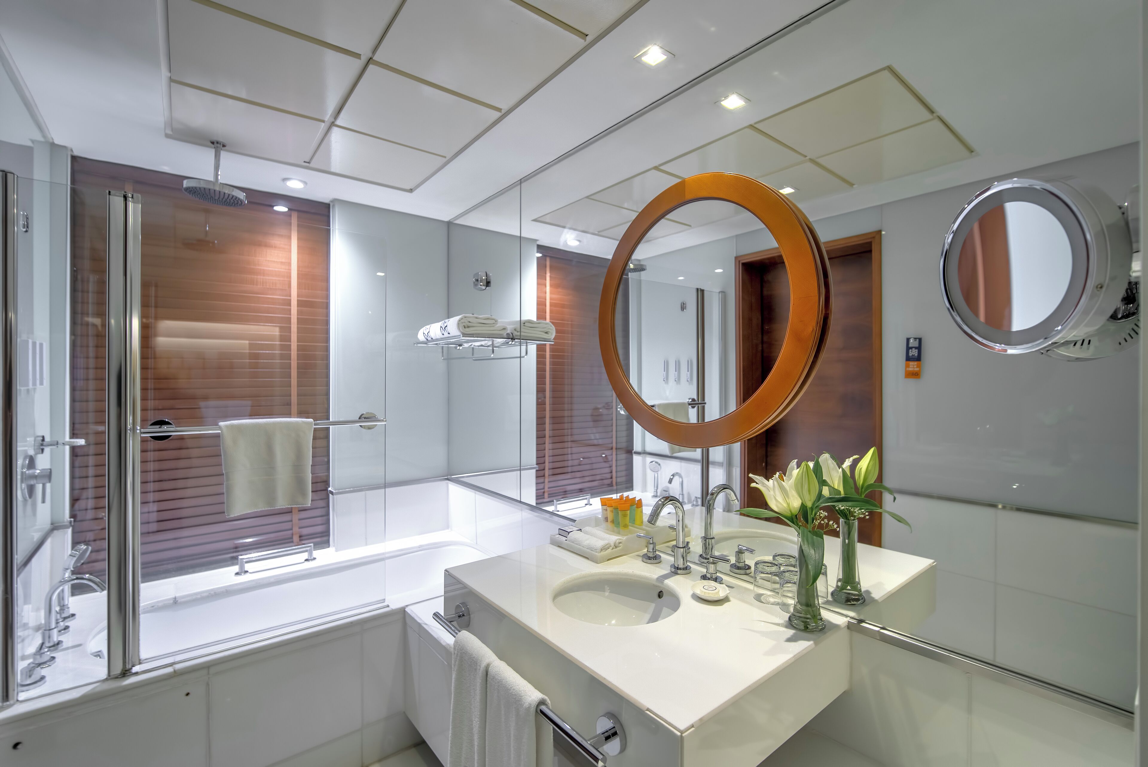 classic room | bathroom | combined shower/bathtub, deep-soaking bathtub, rainfall showerhead