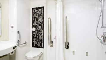 Een moderne badkamer met toilet, wastafel en douche.