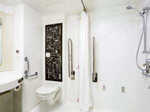 Shower, eco-friendly toiletries, hair dryer, towels - ibis London Barking (Barking)
