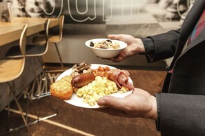 Se ofrece un desayuno bufé (12 GBP por persona)