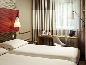 Memory foam beds, desk, laptop workspace, blackout drapes - ibis London Barking (Barking)
