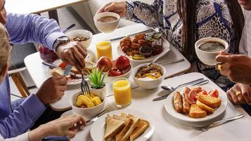 Sarapan bufet setiap hari (GBP 12 seorang)