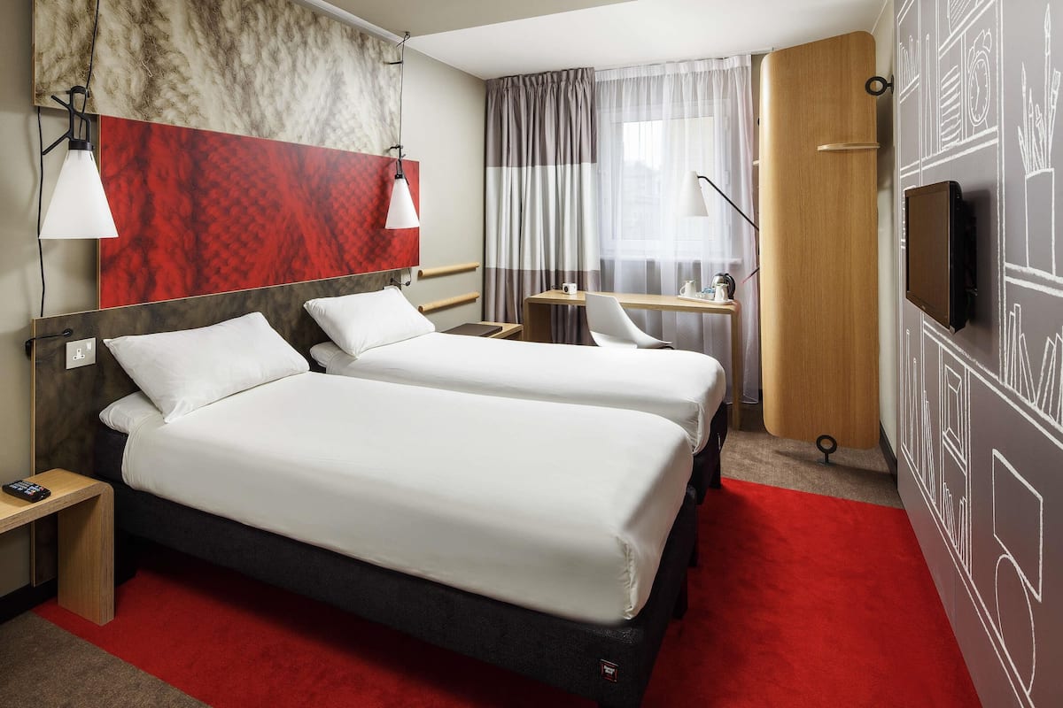 أسرّة بإسفنج يتكيف مع شكل الجسم ومكتب ومساحة عمل للكمبيوتر المحمول