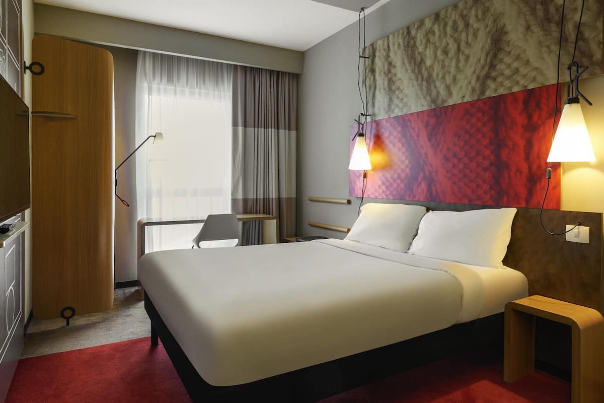 Room, 1 Double Bed, Accessible | Memory foam beds, desk, laptop workspace, blackout drapes