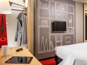 Betten mit Memory-Foam-Matratzen, Schreibtisch