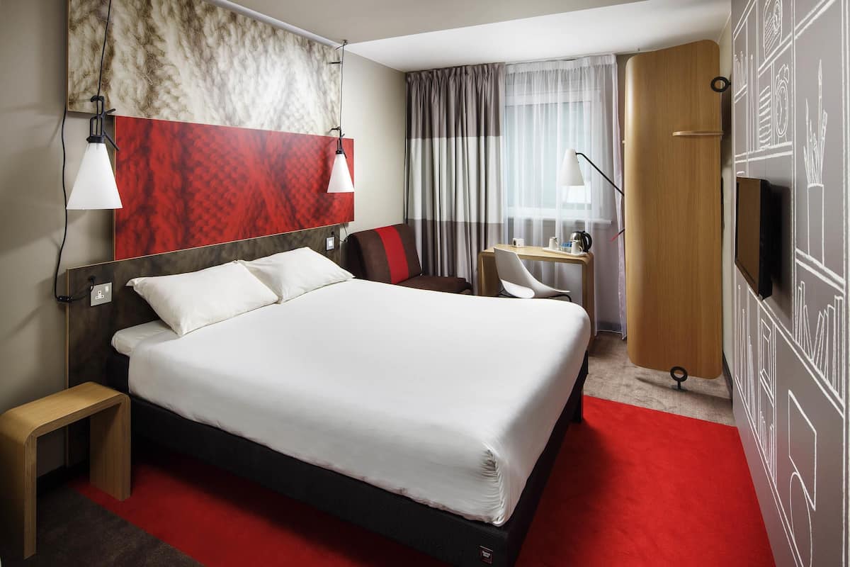 أسرّة بإسفنج يتكيف مع شكل الجسم ومكتب ومساحة عمل للكمبيوتر المحمول