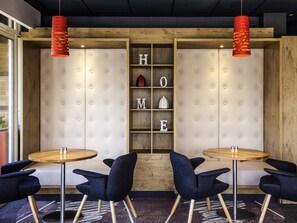 Bar (trong khuôn viên)