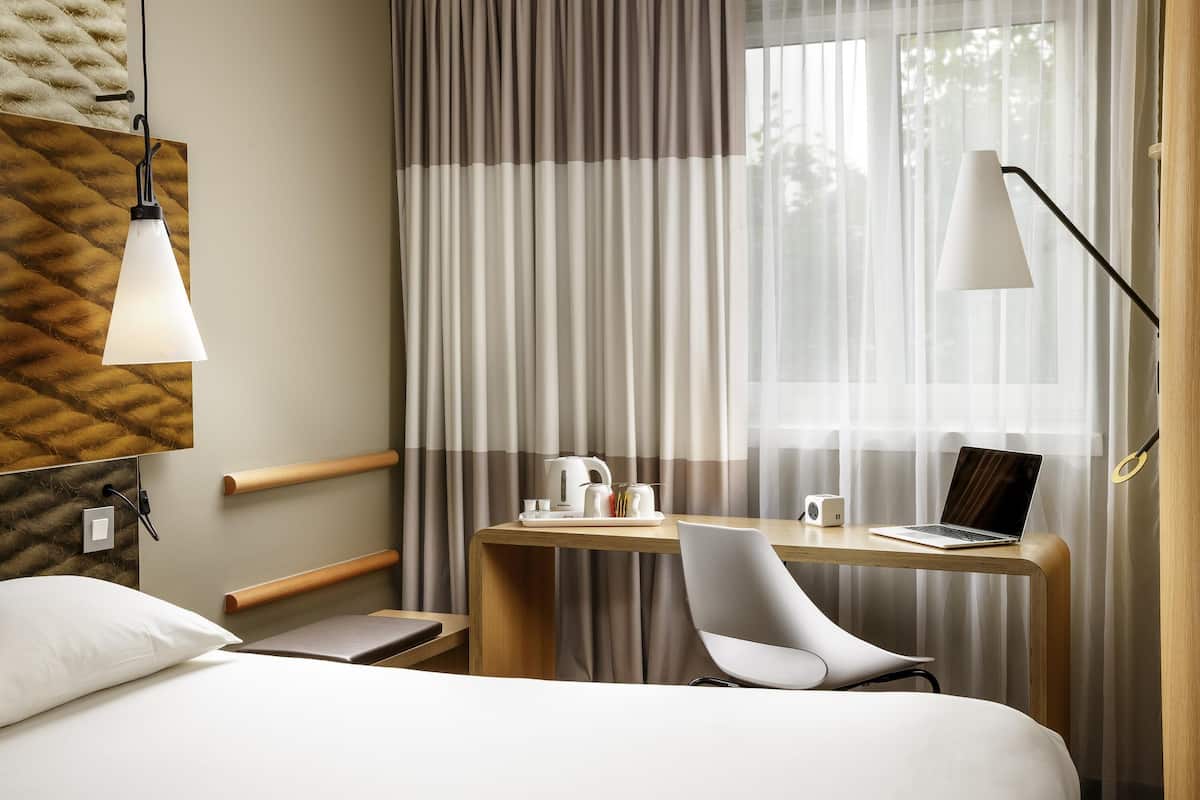 Habitación familiar (SweetRoom by ibis) | Colchones viscoelásticos y escritorio