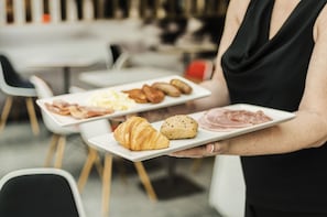 Se ofrece un desayuno bufé (12 GBP por persona)