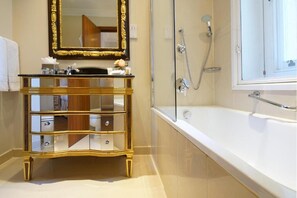 Combined shower/bathtub, designer toiletries, hair dryer, bathrobes - Ashburn Hotel (London)