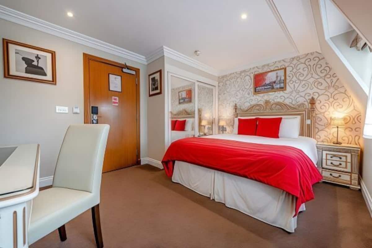Hypo-allergenic bedding, in-room safe, desk, laptop workspace