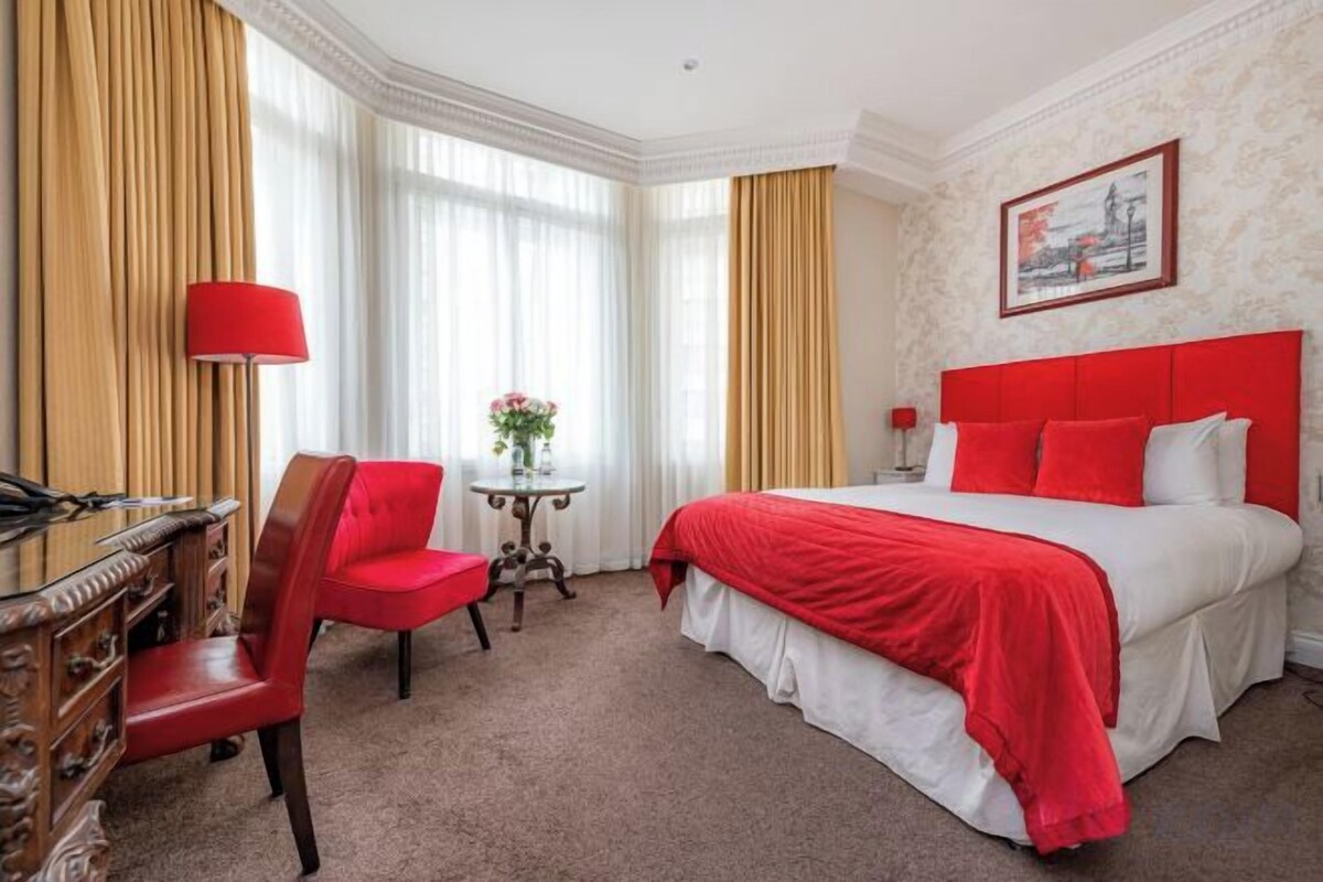 Hypo-allergenic bedding available, in-room safe, desk, laptop workspace