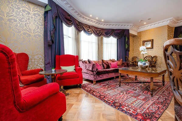 Bar (on property) - Ashburn Hotel (London)