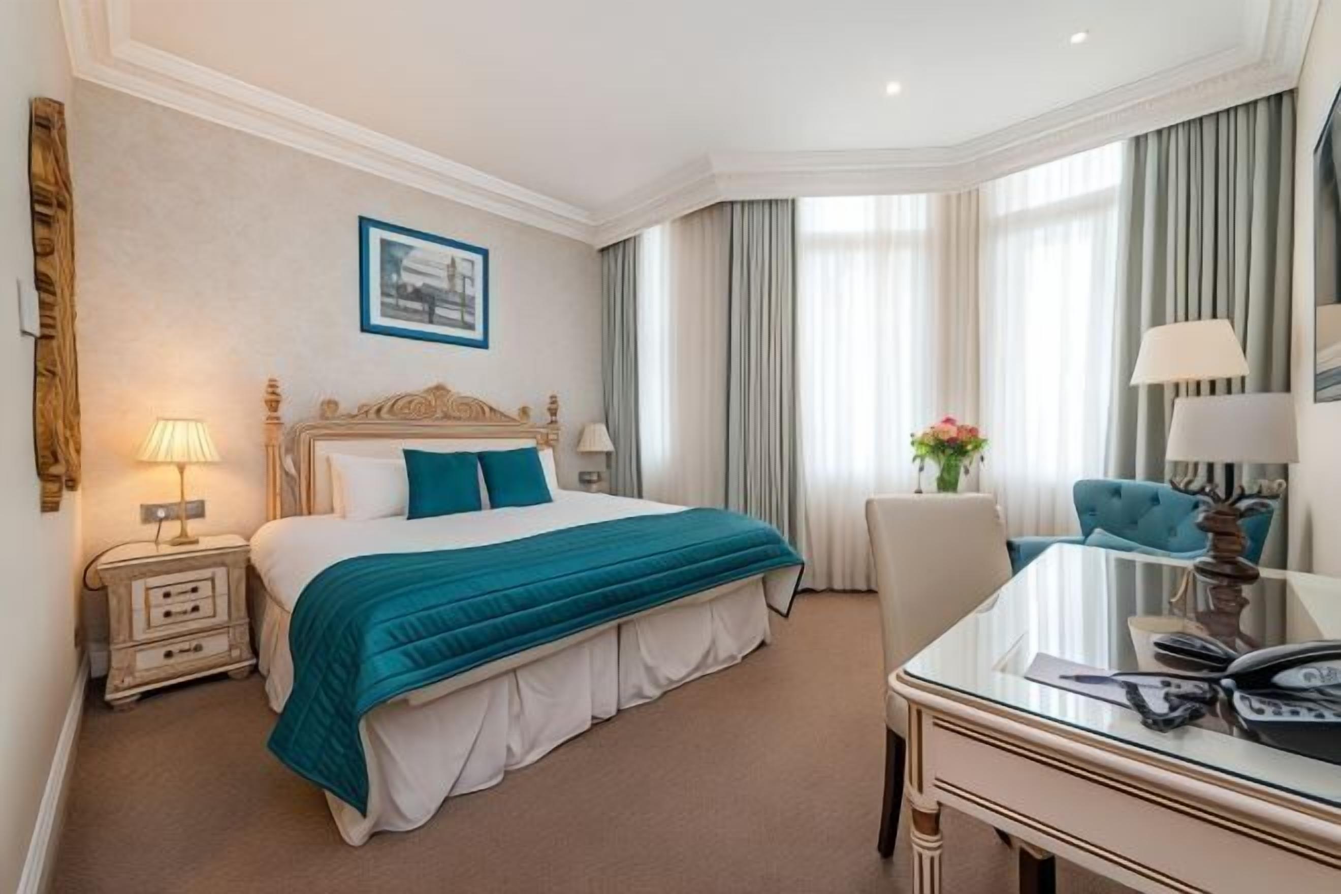 Hypo-allergenic bedding, in-room safe, desk, laptop workspace