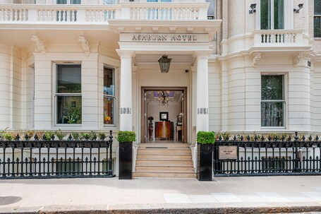 Ashburn Hotel
