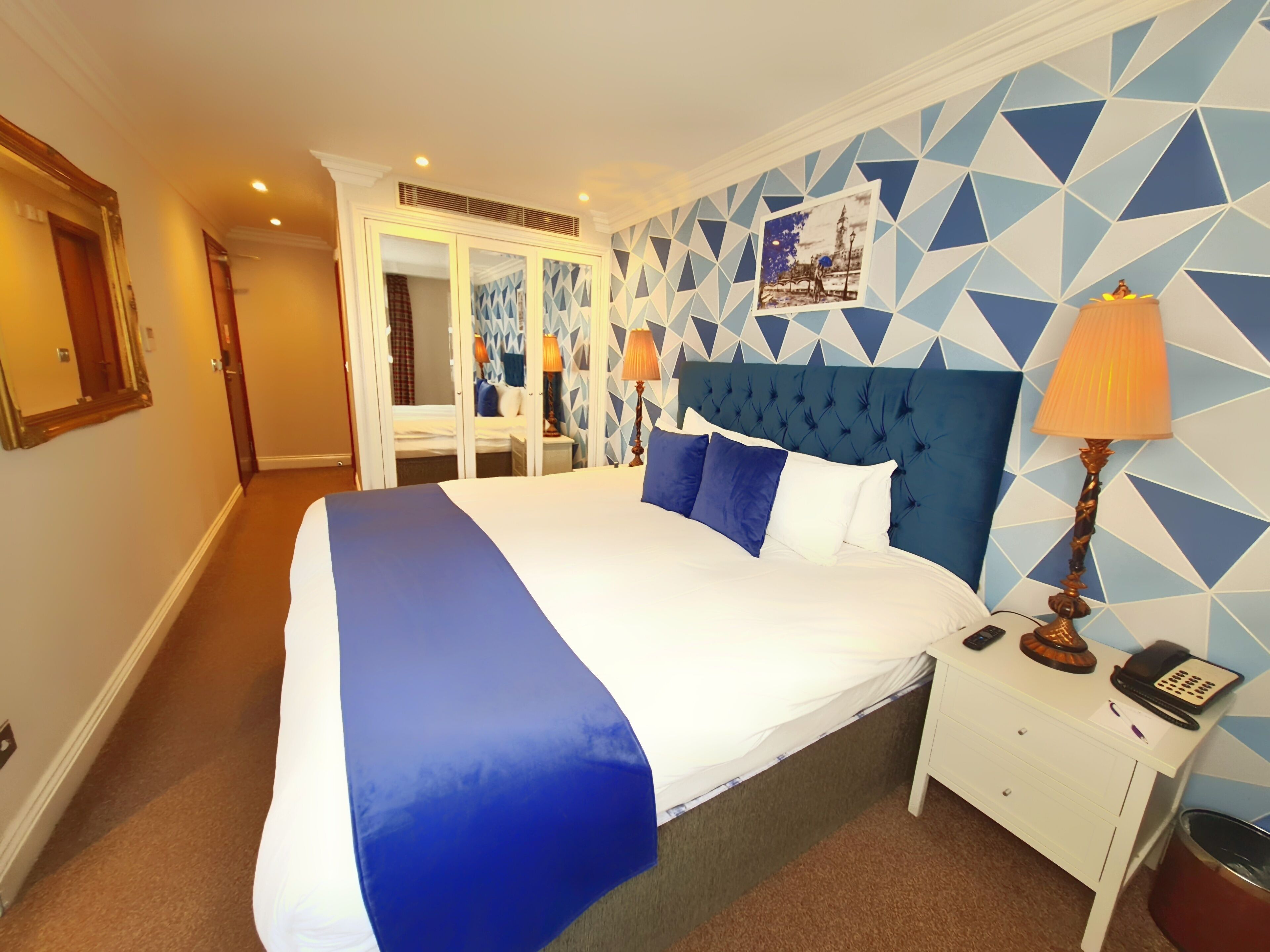 deluxe room | hypo-allergenic bedding, in-room safe, desk, soundproofing