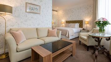 Deluxe Room | Hypo-allergenic bedding, in-room safe, desk, laptop workspace