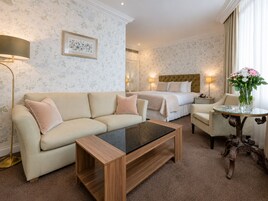 Deluxe Room | Hypo-allergenic bedding, in-room safe, desk, laptop workspace