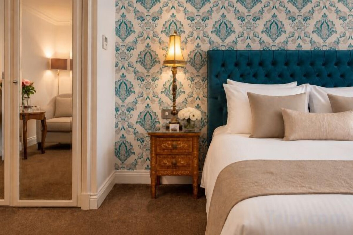 Hypo-allergenic bedding, in-room safe, desk, laptop workspace