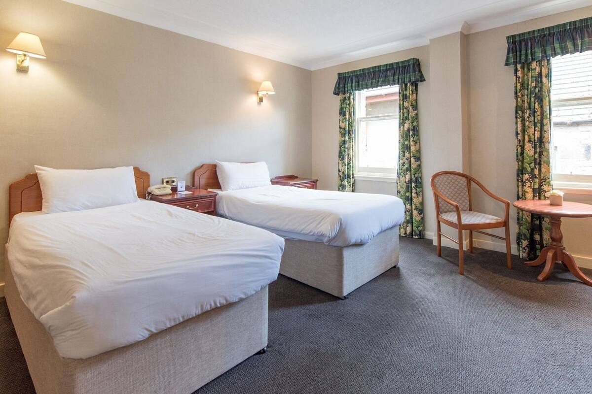 Escritorio, tabla de planchar con plancha, wifi gratis y ropa de cama