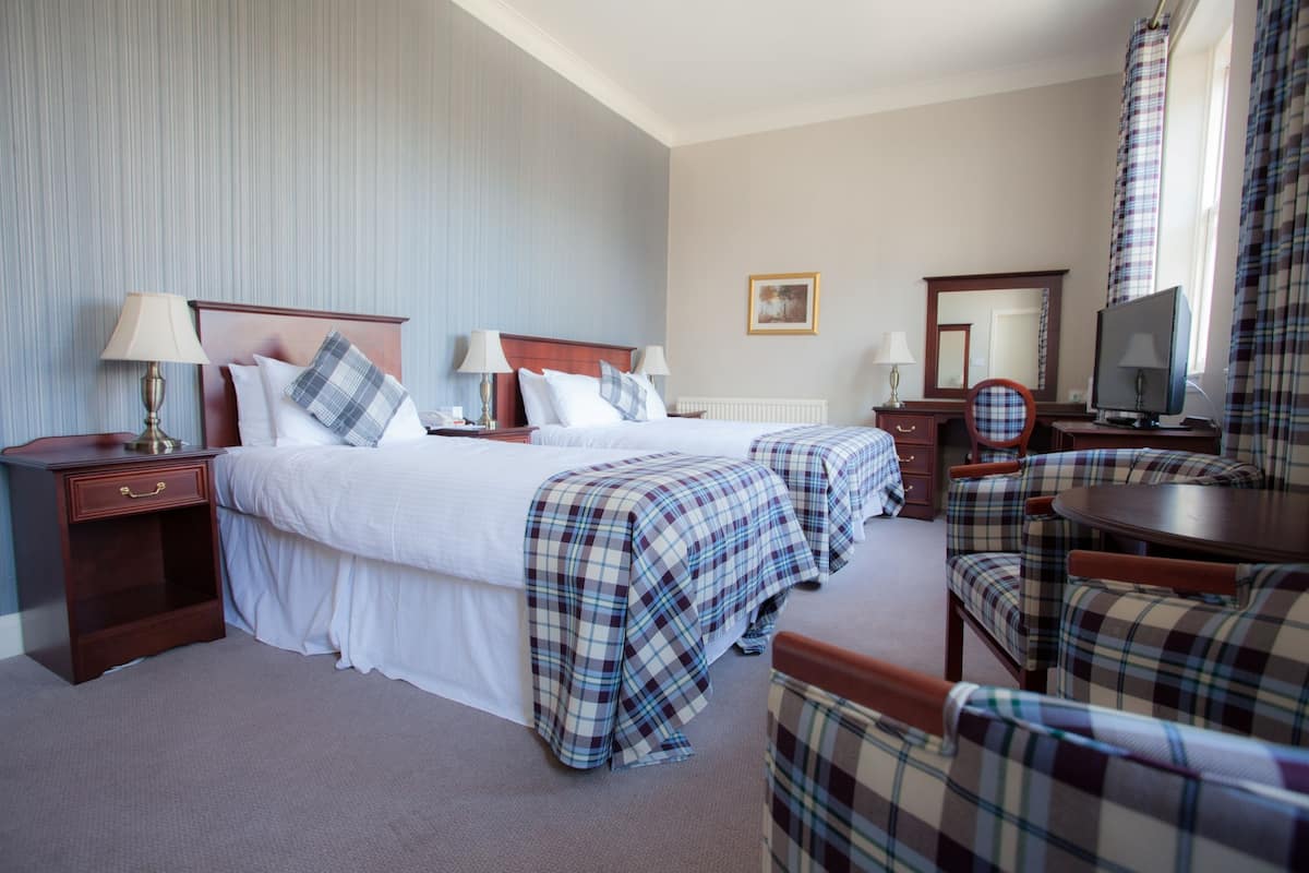 Family for 3 | Desk, iron/ironing board, free WiFi, bed sheets